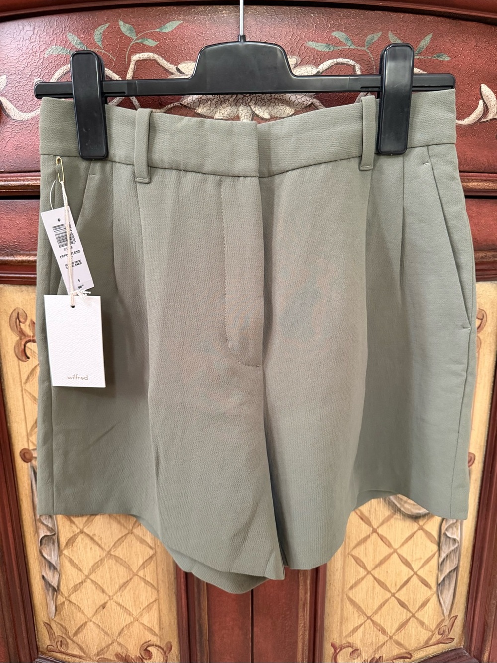 Aritzia The Effortless Short Mid-Thigh - Crepette in Bitter Sage - Size 6